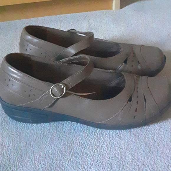 Cute brown size 10 flats - Picture 2 of 4